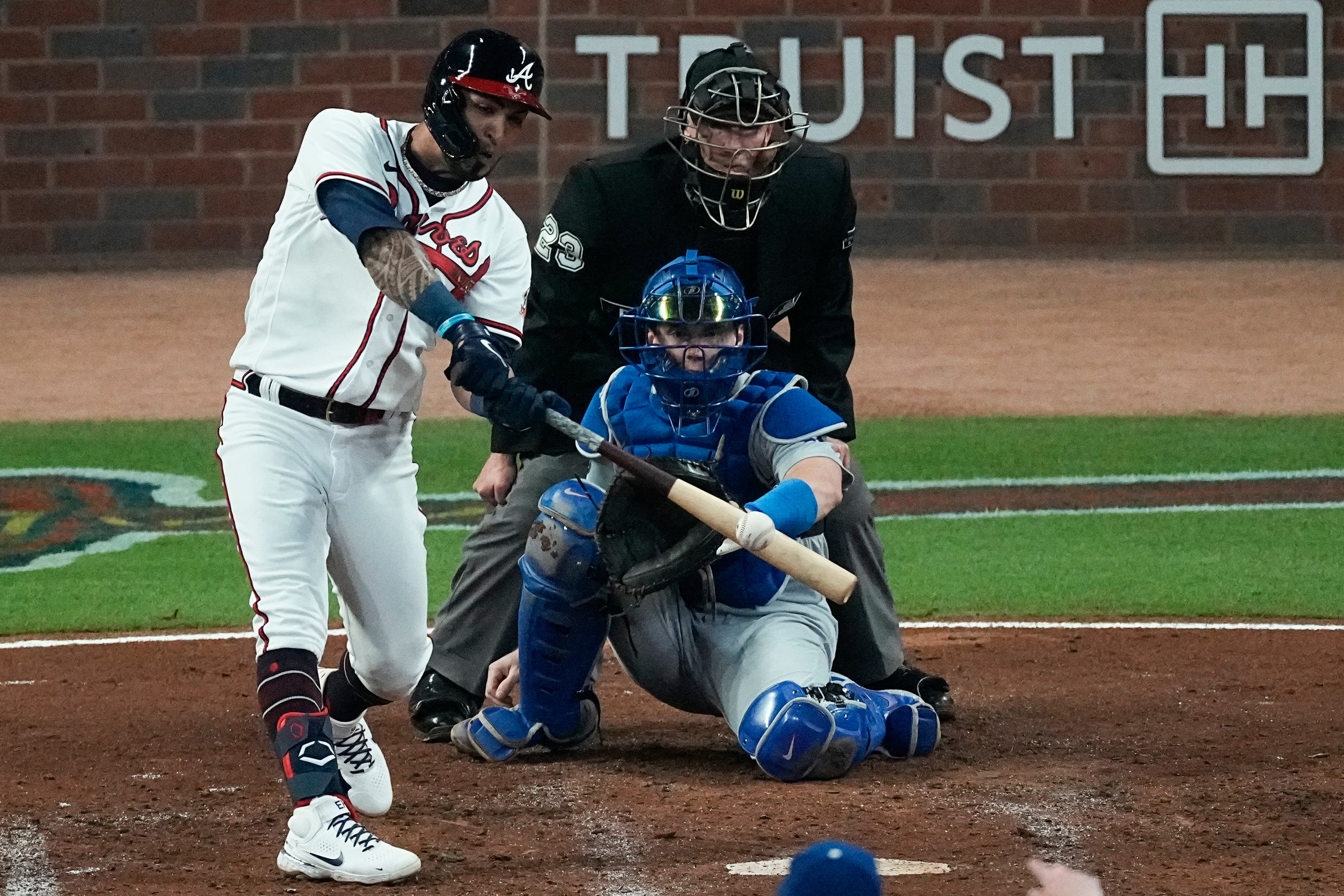 Mookie Betts, Dodgers beat Braves in Game 7 to head to World