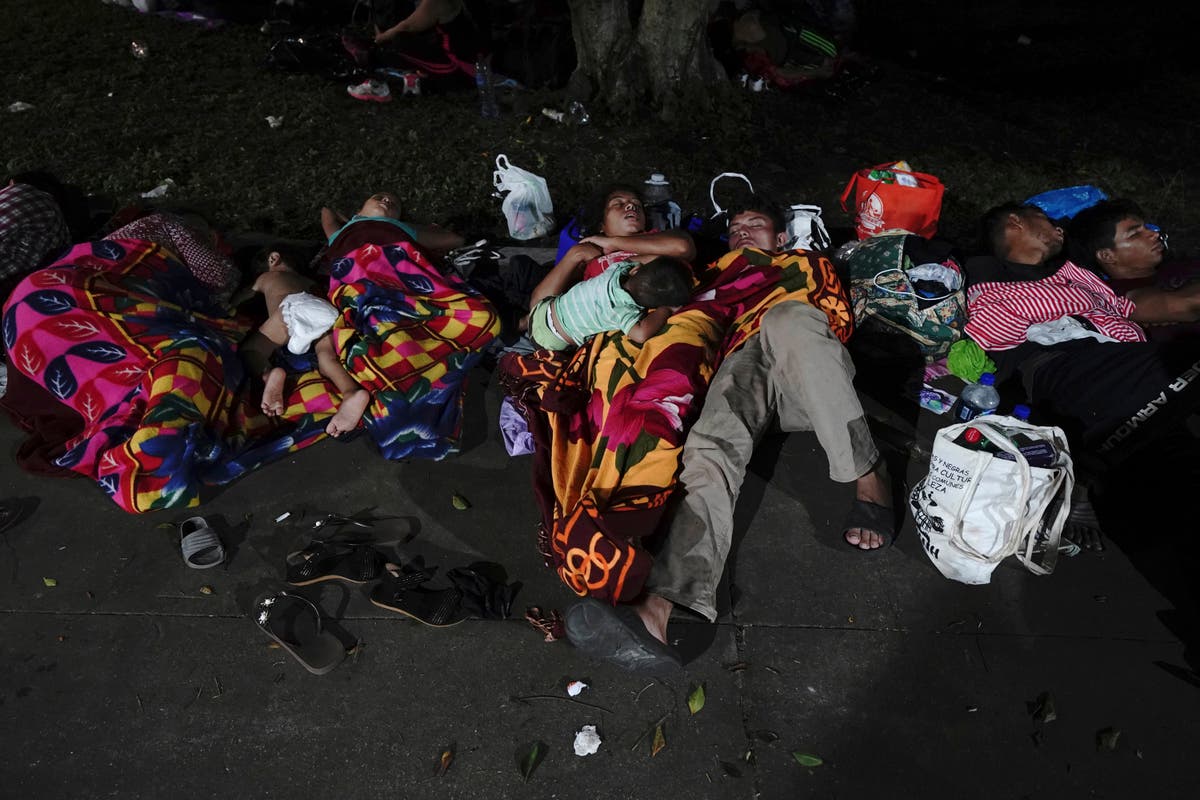 2,000 migrants continue walk through southern Mexico