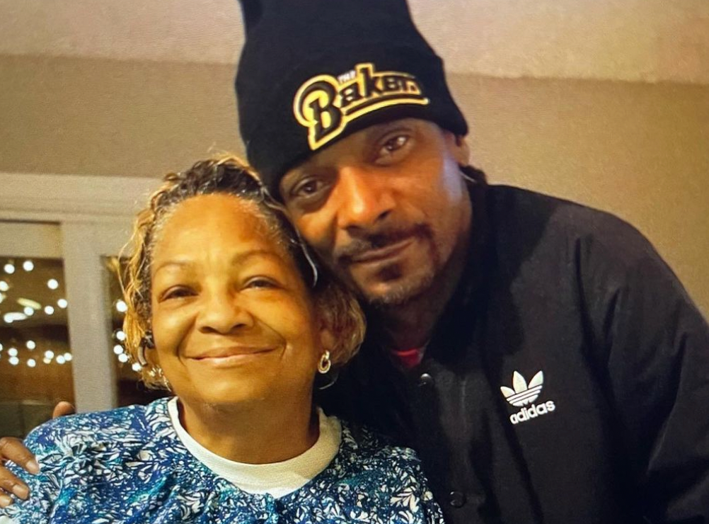 Snoop Dogg pays tribute to his late mother