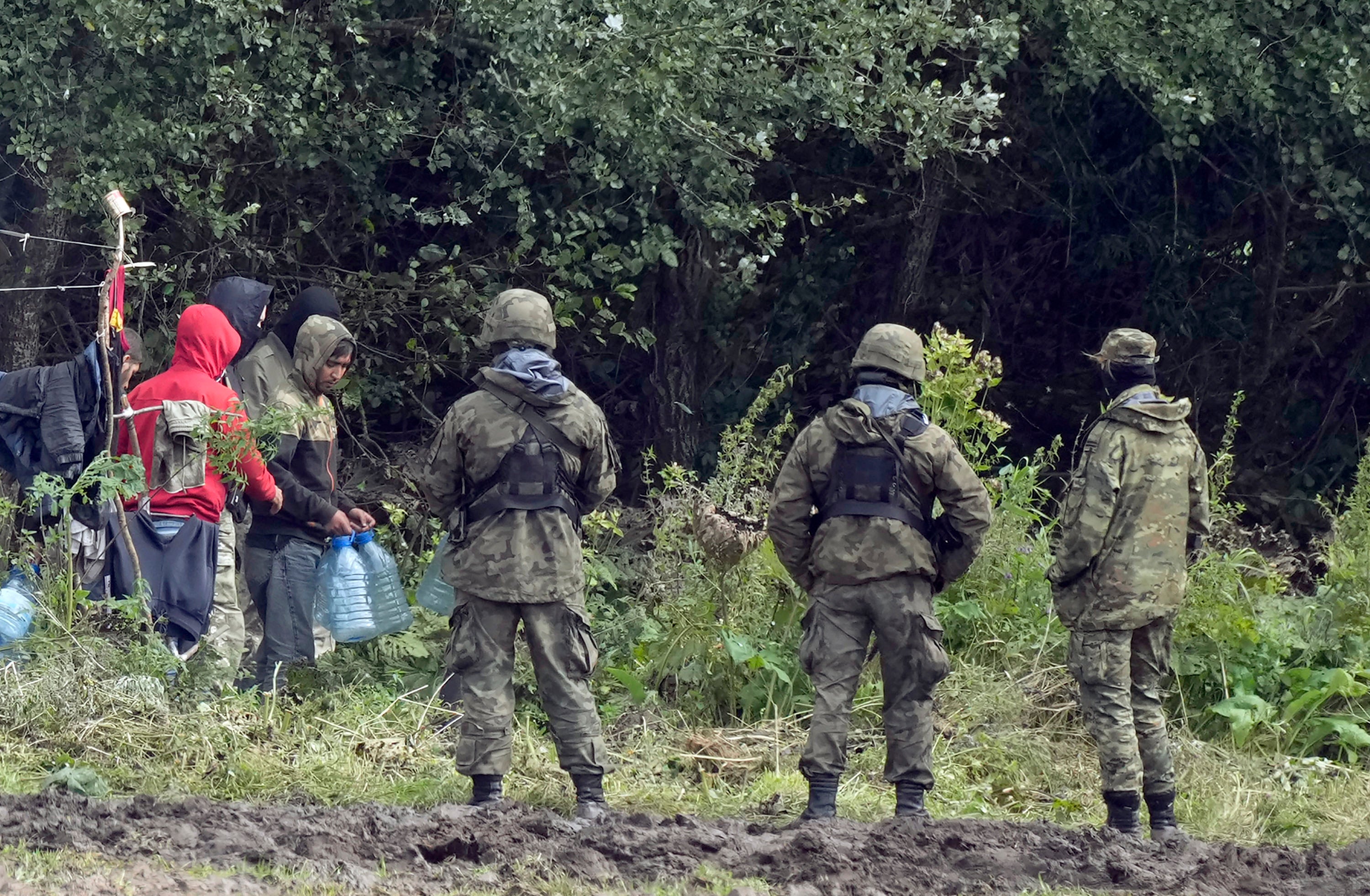 Польша и белоруссия последние новости. Граница Польша солдаты. Польские и Белорусские пограничники. Провокации на границе с Беларусью. Польские солдаты и мигранты.