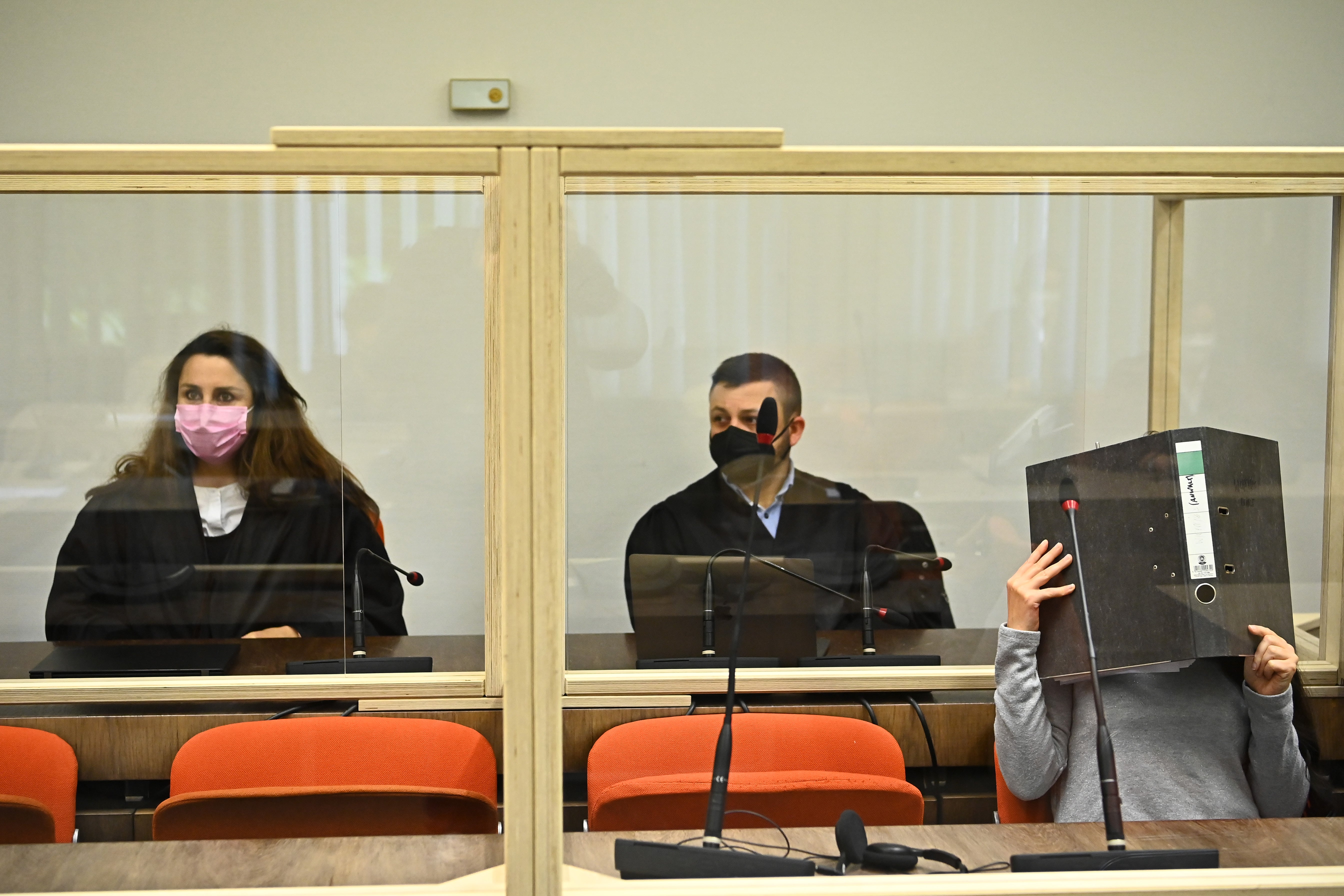 Jennifer W (right) arrives in a Munich court with her lawyers Sera Basay-Yildiz (left) and Ali Aydin