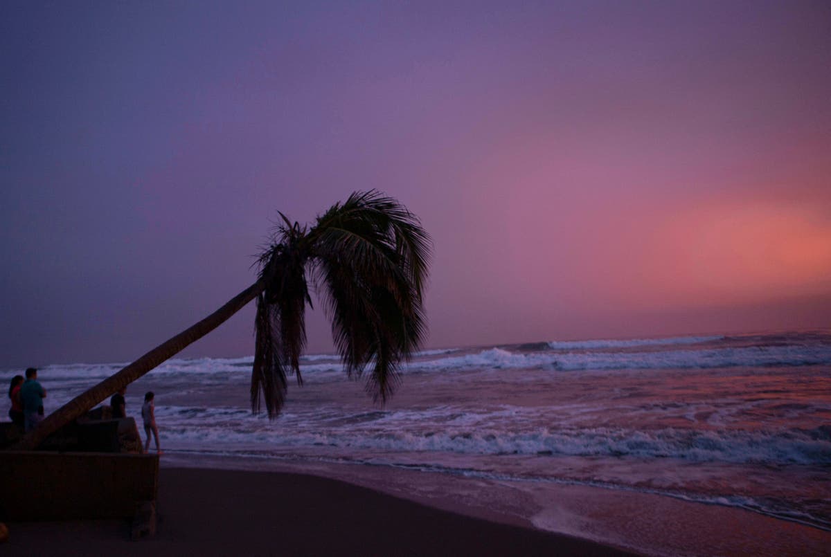 Hurricane Rick heads for landfall on Mexico's southern coast