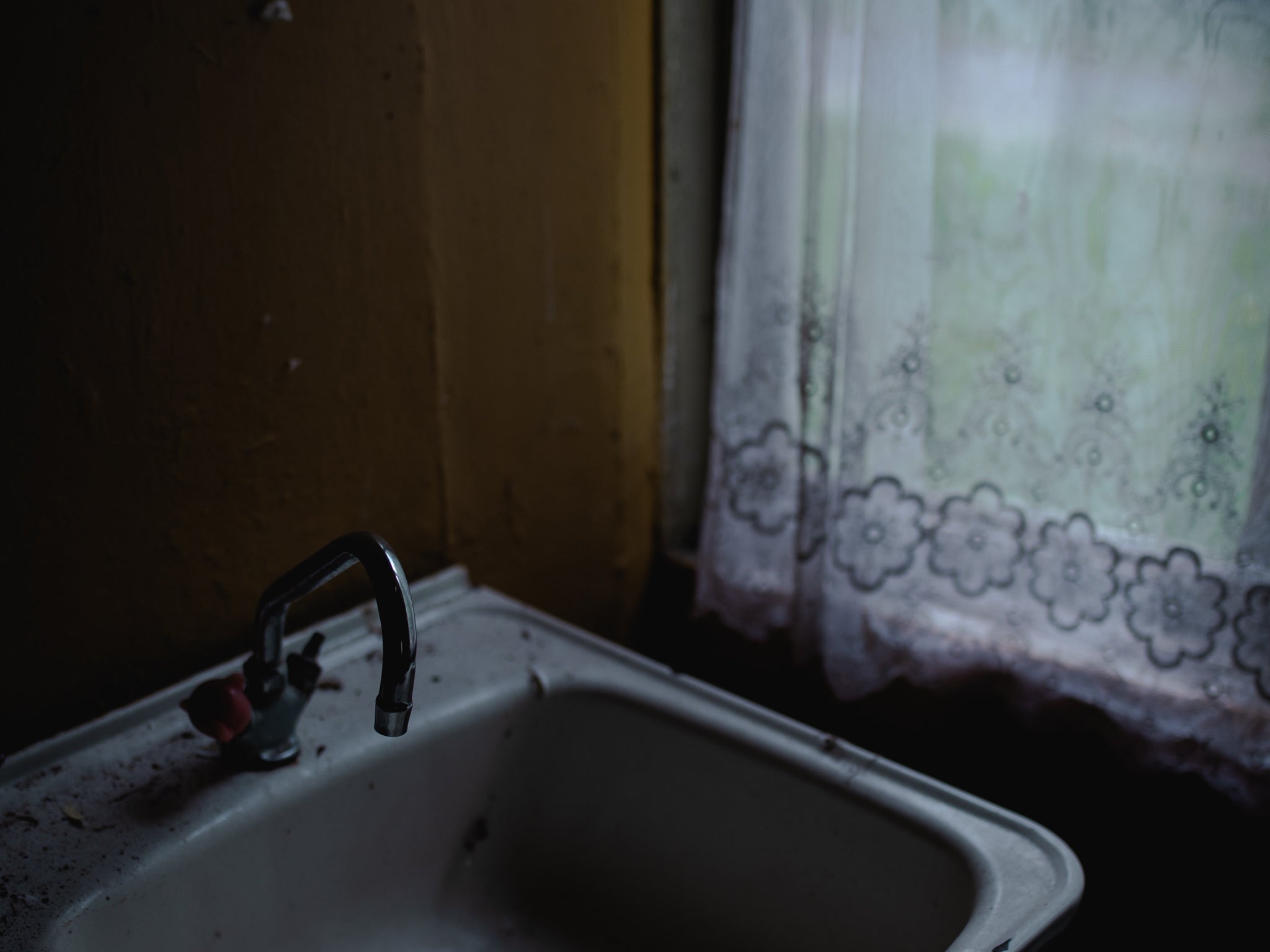 ‘To his right a bathroom. Covered in grime. Put his own housekeeping skills in perspective’