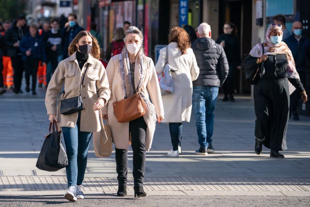 <p>Shoppers wearing face masks on Oxford Street, in central London, as the Department of Health and Social Care is calling upon eligible people to get their covid-19 booster vaccinations.</p>