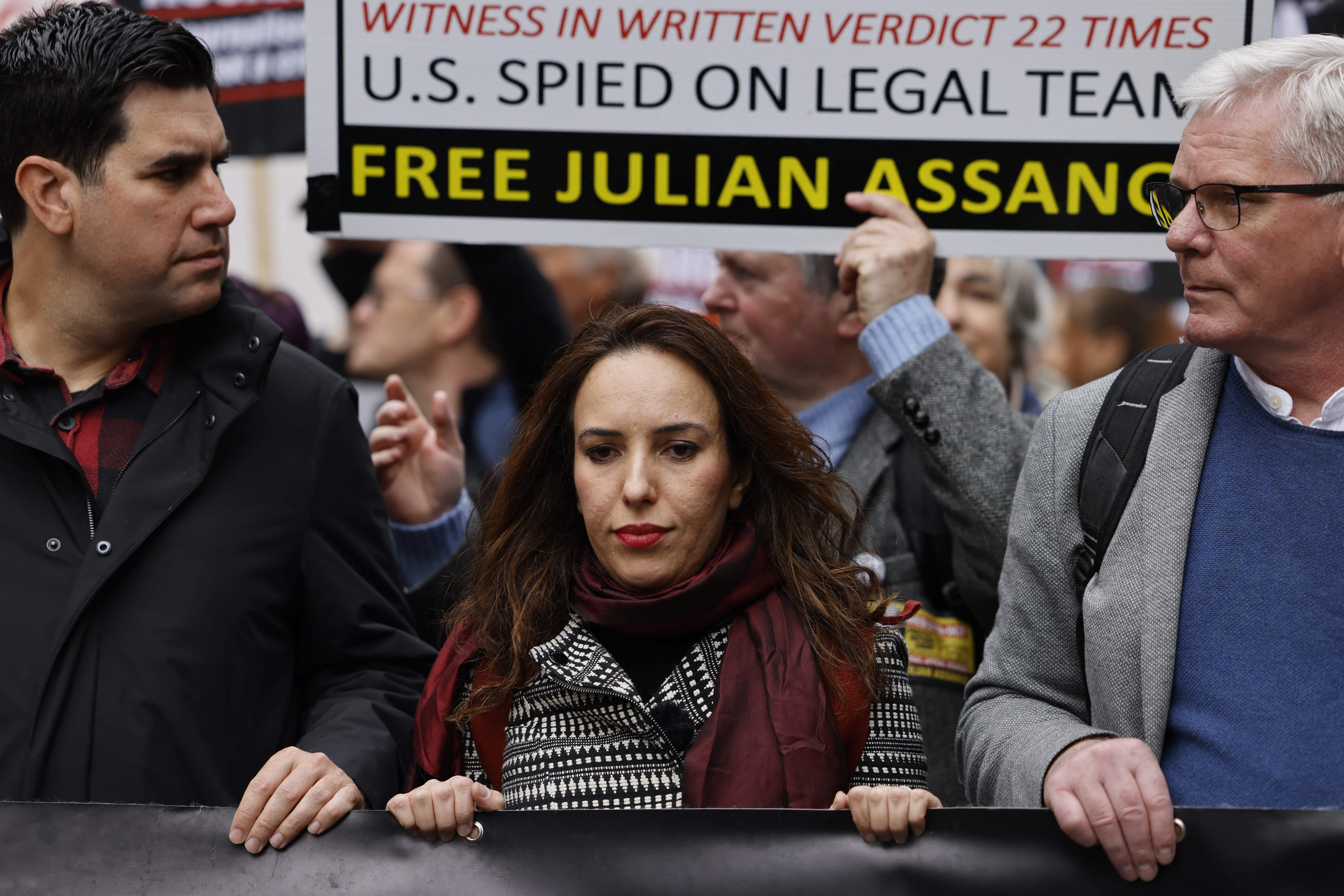 <p>Assange fundó WikiLeaks en 2006 y lo usó para resaltar muchos incidentes de la llamada guerra contra el terrorismo de Estados Unidos que él y sus partidarios consideraron crímenes de guerra.</p>