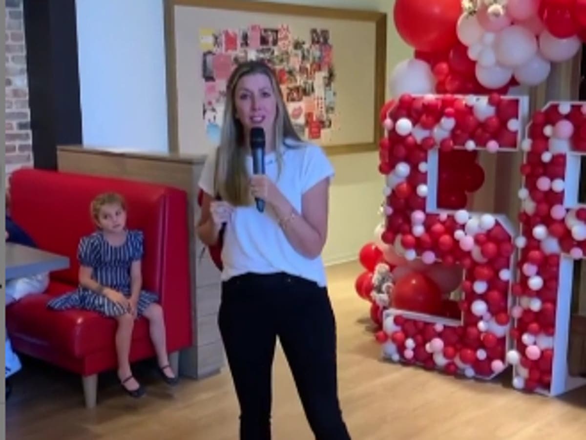 Spanx CEO Sara Blakely surprises employees with first-class plane