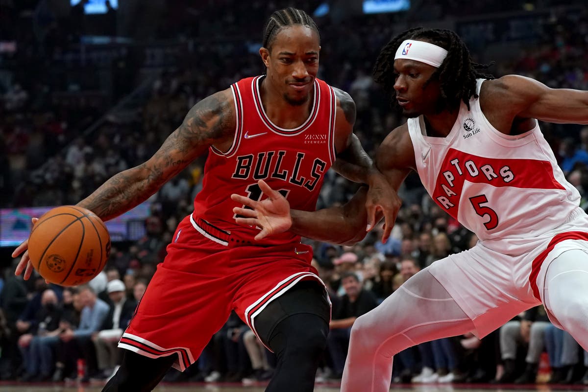 Chicago Bulls hold off Toronto Raptors to continue undefeated start Chicago Bulls hold off Toronto Raptors to continue undefeated start