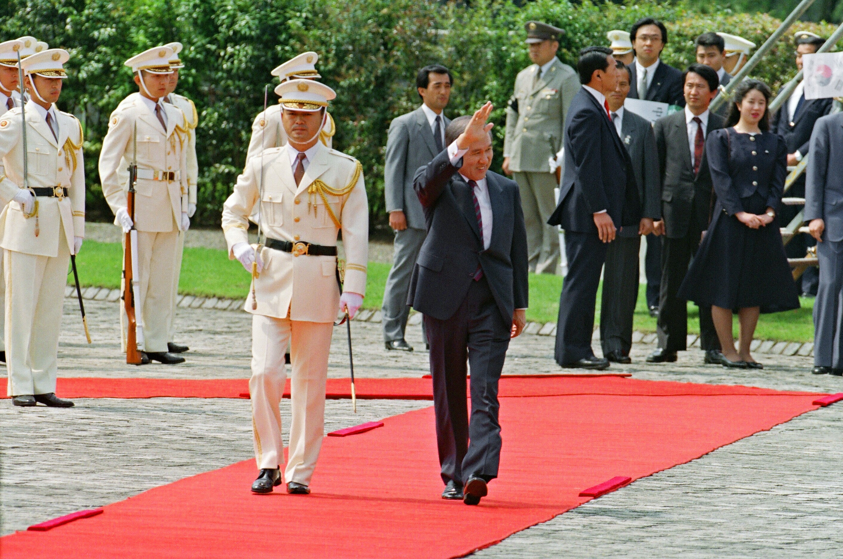 File: South Korean President Roh Tae-Woo waves to Korean wellwishers during a welcoming ceremony at Akasaka Guest House in Tokyo, 24 May 1990