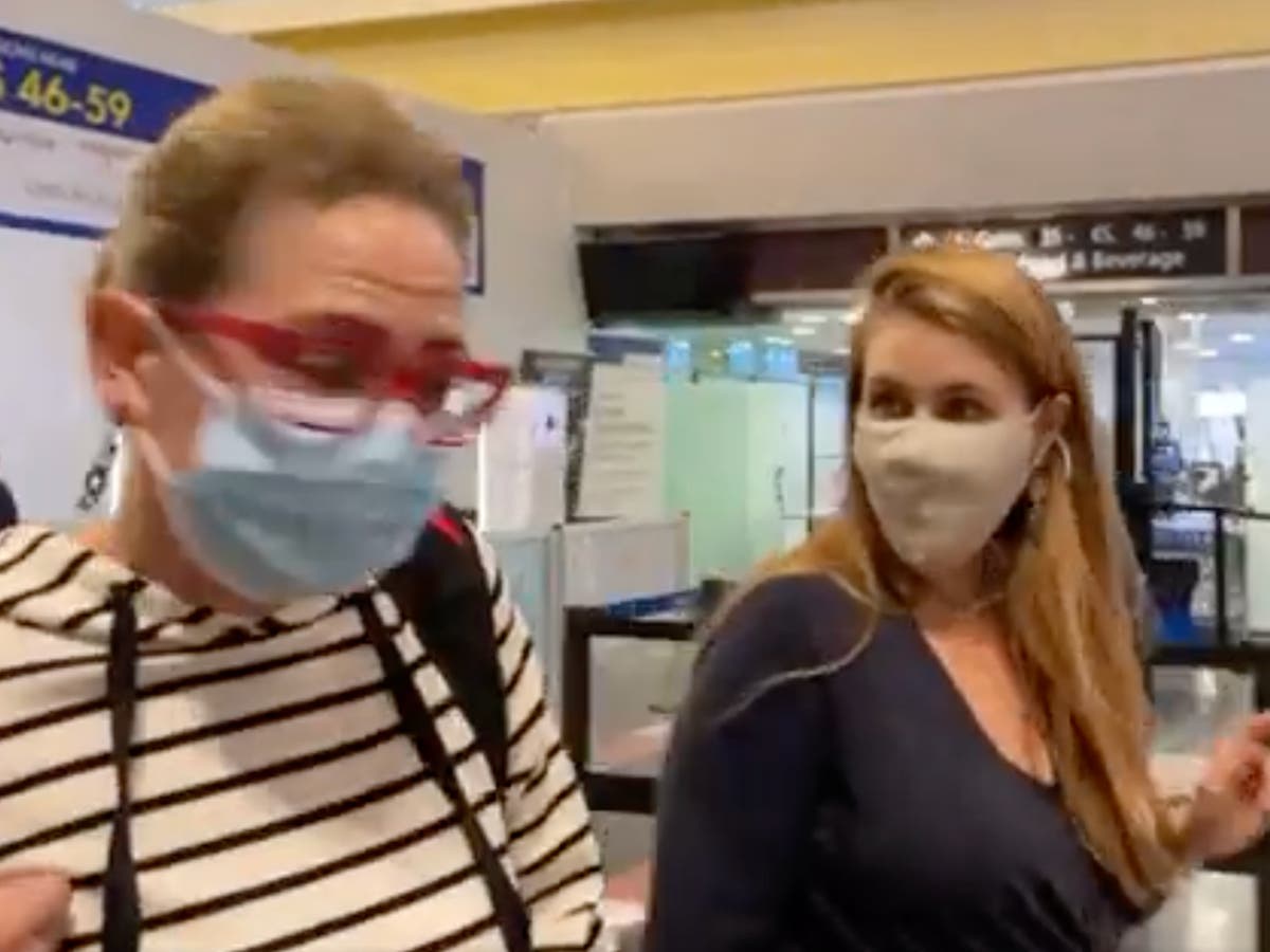 Kyrsten Sinema apologises to GOP colleague as Arizona woman attempts to ask her questions at airport Kyrsten Sinema apologises to GOP colleague as Arizona woman attempts to ask her questions at airport