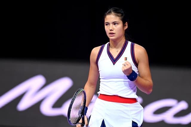 Emma Raducanu ganó su primer partido desde su gloria en el US Open en Rumania (PA)