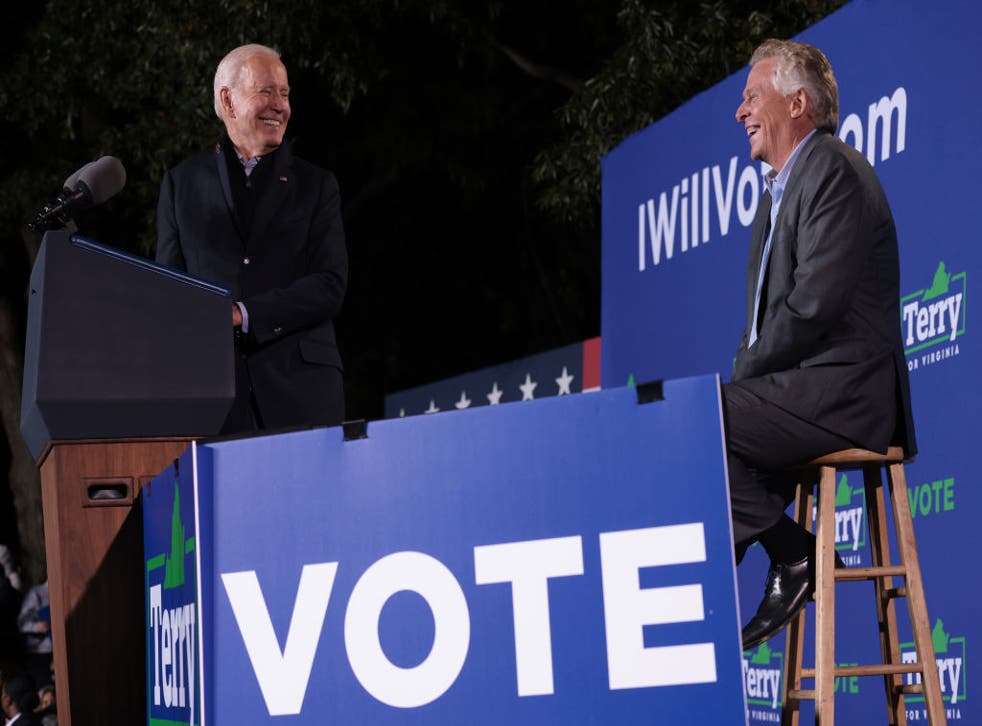 El presidente Joe Biden se ríe con el candidato a gobernador de Virginia, Terry McAuliffe, en un mitin en Arlington el martes.