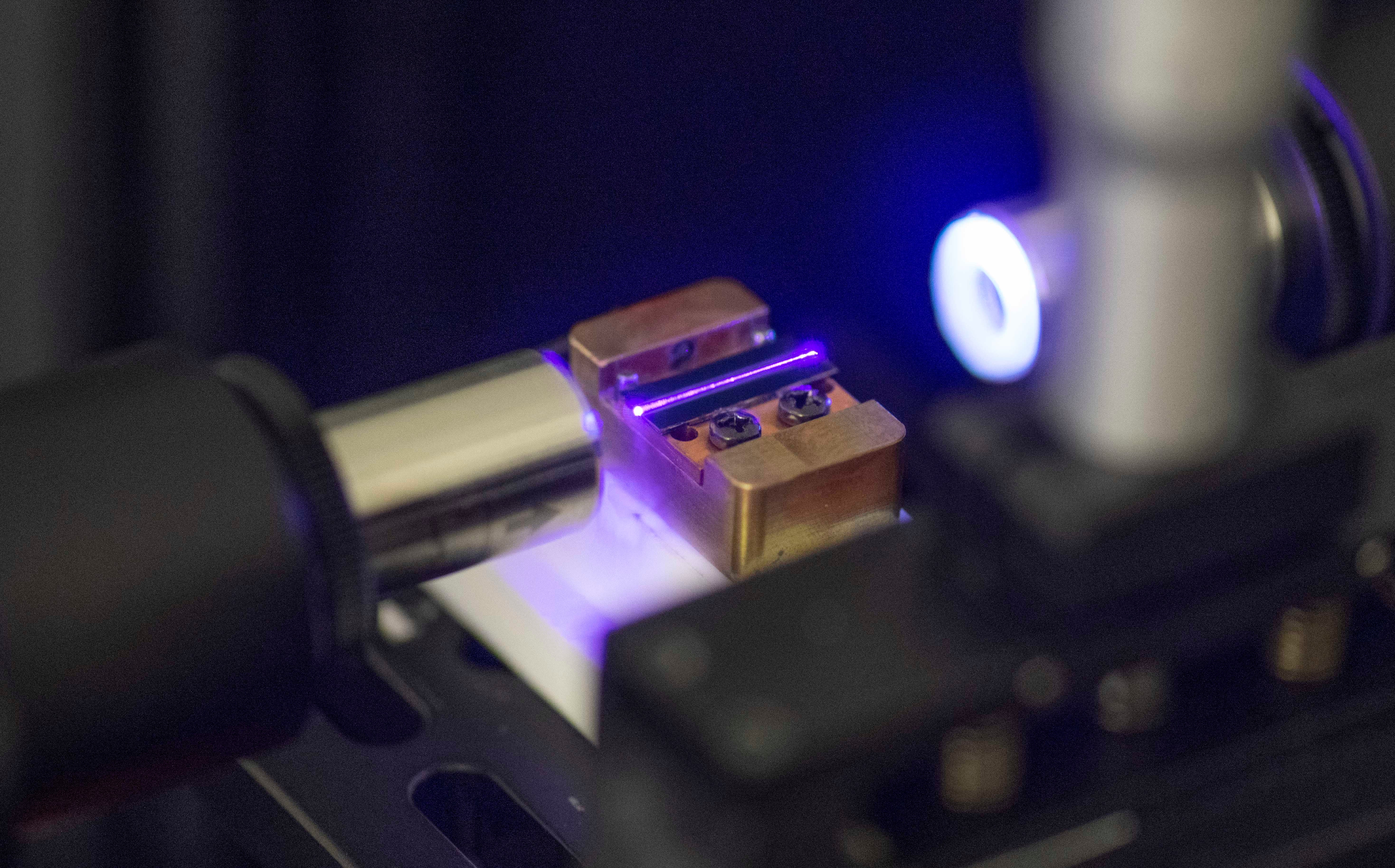 A laser tests the optical waveguide of a chip for quantum computing in a laboratory at the technology company Q.ant in Stuttgart