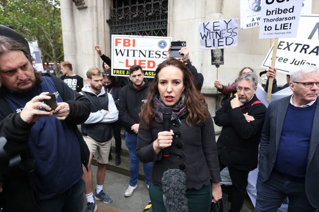 <p>Los carteles que decían “no extradición” y “verdad” iban acompañados de fuerte música y cánticos cerca de los escalones que conducían al tribunal en el centro de Londres.</p>