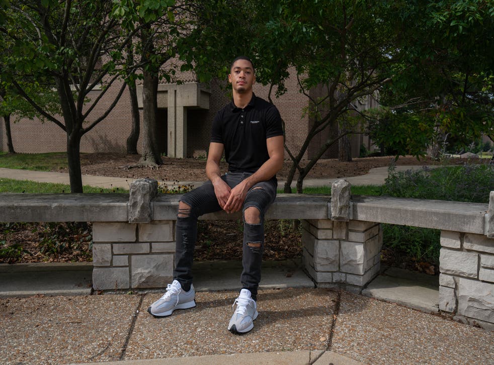 <p>Diamante Hare, estudiante de último año en Northeastern Illinois University, trabajó como educador de pares en un programa de transición para estudiantes negros más jóvenes en el verano. Hare dijo que quería darle a los estudiantes el apoyo que deseaba haber obtenido cuando comenzó hace cuatro años. </p>