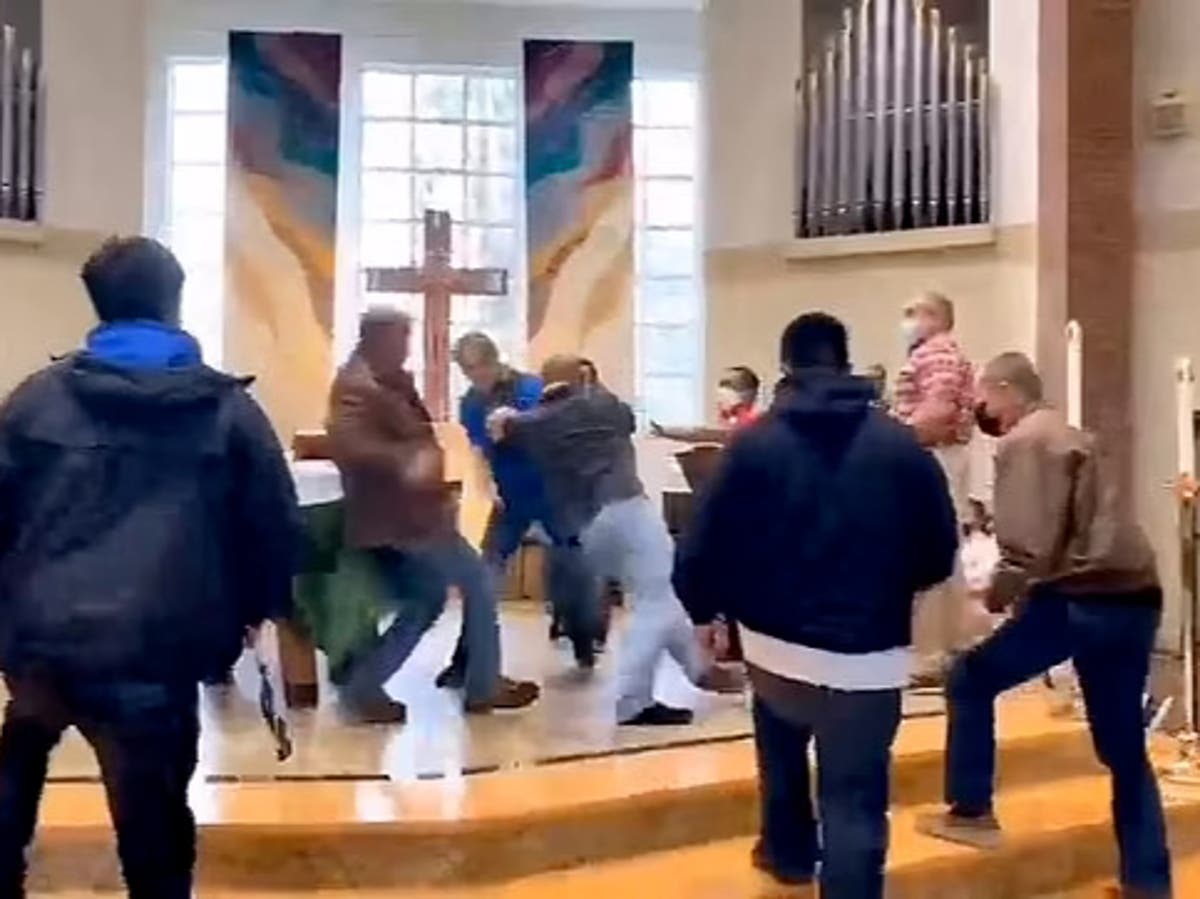 La rissa è scoppiata dopo che un prete cattolico ha ordinato a un uomo mascherato di lasciare la chiesa