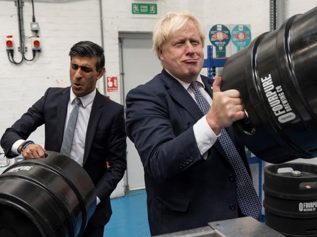 <p>Rishi Sunak and Boris Johnson lifted 30-litre kegs at the photocall  </p>