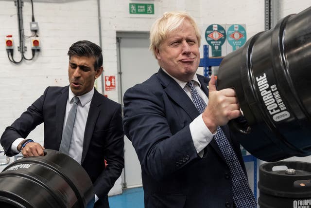 <p>Rishi Sunak and Boris Johnson lifted 30-litre kegs at the photocall  </p>