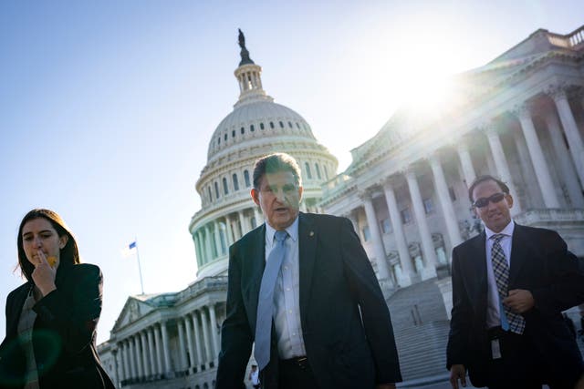 El senador demócrata de Virginia Occidental Joe Manchin, en el centro, abandona el Capitolio de los EE. UU. Después de una votación el 27 de octubre de 2021