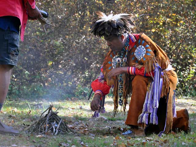 El jefe de la tribu india Narragansett, Sachem Anthony Dean Stanton, a la derecha, participa en una ceremonia, el sábado 23 de octubre de 2021, en una zona boscosa, en South Kingstown, RI, en un terreno que se cree que fue el sitio de la Gran Masacre del Pantano, The Public's Radio informó. La tierra donde la tribu Narragansett de Rhode Island sobrevivió a la casi aniquilación en una batalla con los colonos ingleses el 19 de diciembre de 1675, ha sido transferida a la tribu. La transferencia de la tierra de la Sociedad Histórica de Rhode Island finalizó el viernes 22 de octubre (Alex Nunes / The Public's Radio, WNPNÂ 89.3FM vía AP)