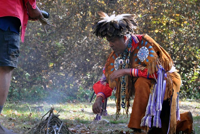 El jefe de la tribu india Narragansett, Sachem Anthony Dean Stanton, a la derecha, participa en una ceremonia, el sábado 23 de octubre de 2021, en una zona boscosa, en South Kingstown, RI, en un terreno que se cree que fue el sitio de la Gran Masacre del Pantano, The Public's Radio informó. La tierra donde la tribu Narragansett de Rhode Island sobrevivió a la casi aniquilación en una batalla con los colonos ingleses el 19 de diciembre de 1675, ha sido transferida a la tribu. La transferencia de la tierra de la Sociedad Histórica de Rhode Island finalizó el viernes 22 de octubre (Alex Nunes / The Public's Radio, WNPNÂ 89.3FM vía AP)
