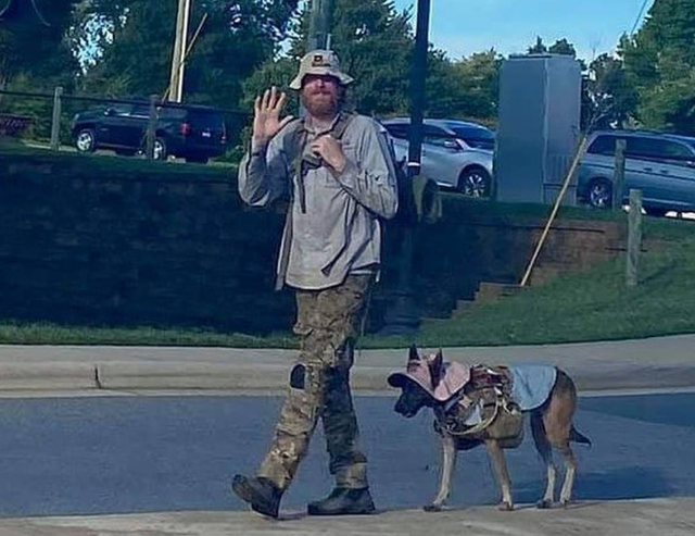 Joshua Rorher y Sunshine Rae, su pastor belga malinois de dos años