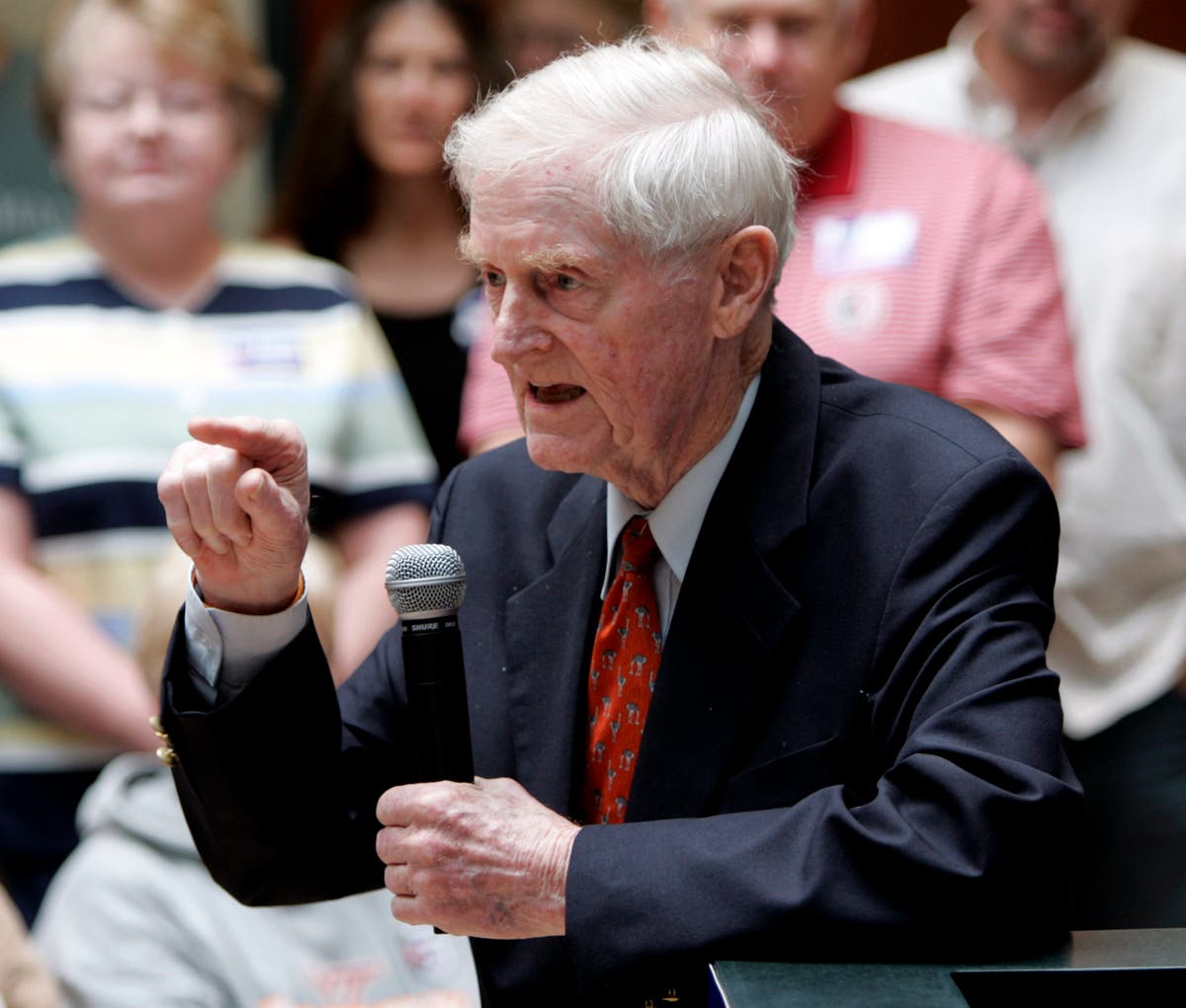 Linwood Holton Jr, 1st GOP Va governor of 20th century, dies
