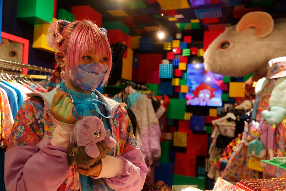 Japan keeps tourism freeze despite plunge in virus cases