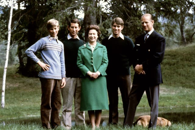 (LR) El príncipe Eduardo, el príncipe Carlos, la reina, el príncipe Andrés y el príncipe Felipe con uno de sus corgis en 1979