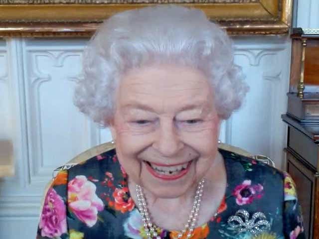 <p>La Reina Isabel II aparece en una pantalla a través de un enlace de video desde el Castillo de Windsor,  durante una audiencia virtual para recibir a David Constantine y presentarle la Medalla de Oro de la Reina en Poesía.</p>