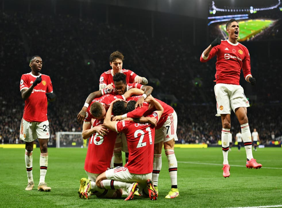 <p>Edinson Cavani (21) takes the acclaim of his Manchester United teammates after scoring the visitors’ second goal</p>