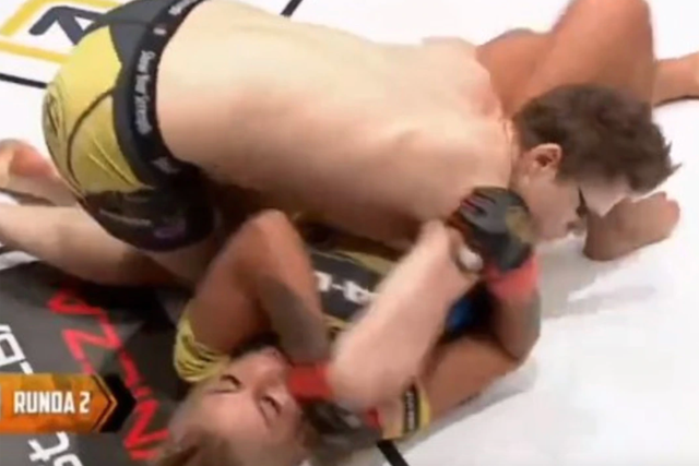 Una pelea entre géneros se detuvo cuando Piotrek Muaboy conectó múltiples golpes a la cabeza de su oponente.