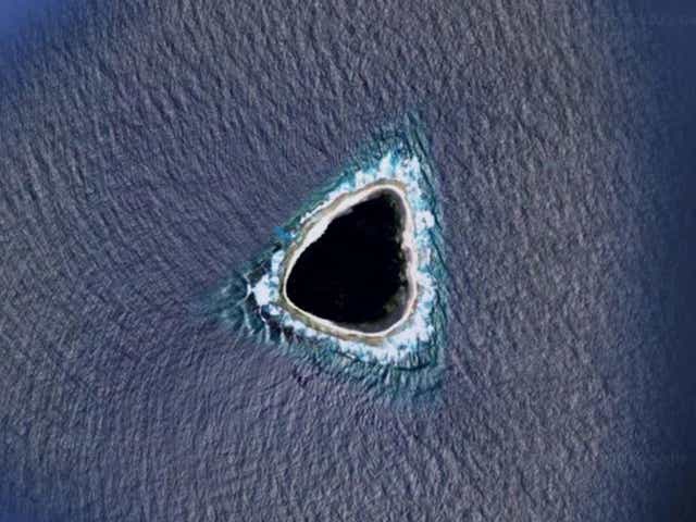 <p>Muchos buscaron en Google Maps para encontrar el agujero negro, que finalmente resultó ser un atolón perteneciente a la República de Kirabiti, conocido como Isla Vostok.</p>