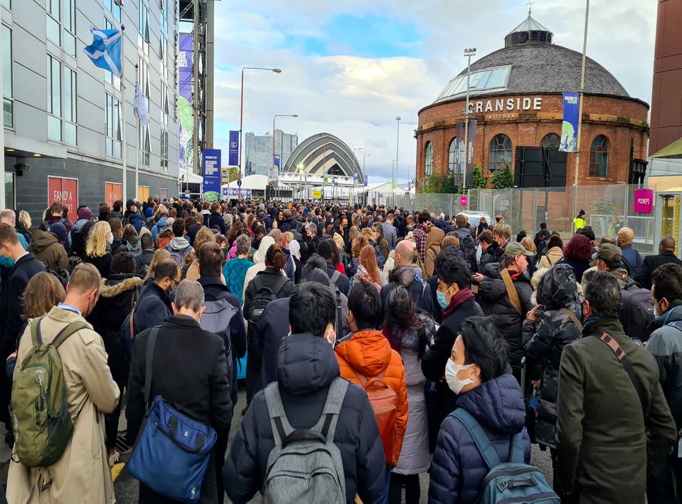 <p>Densely packed crowds wait to be let in to the Cop26 climate summit on Monday </p>
