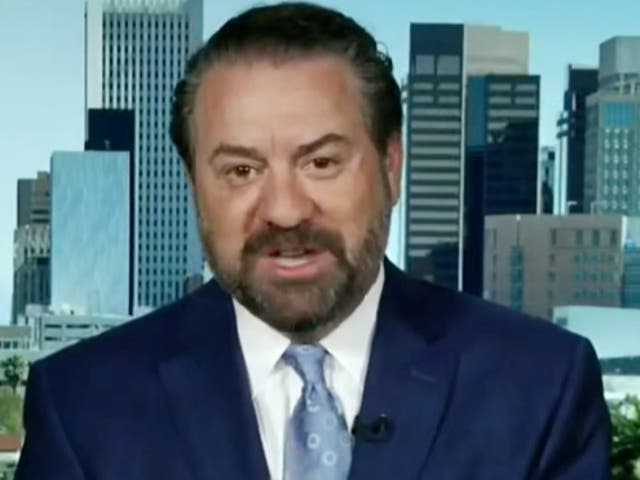 El fiscal general de Arizona, Mark Brnovich, durante una aparición en Fox News, donde sugirió que Joe Biden enviaría a los padres anti-máscara a la Bahía de Guantánamo.