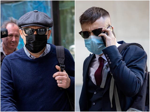 <p>Los agentes tomaron fotografías de los cuerpos de las víctimas después de ingresar a la escena del crimen sin autorización.</p>