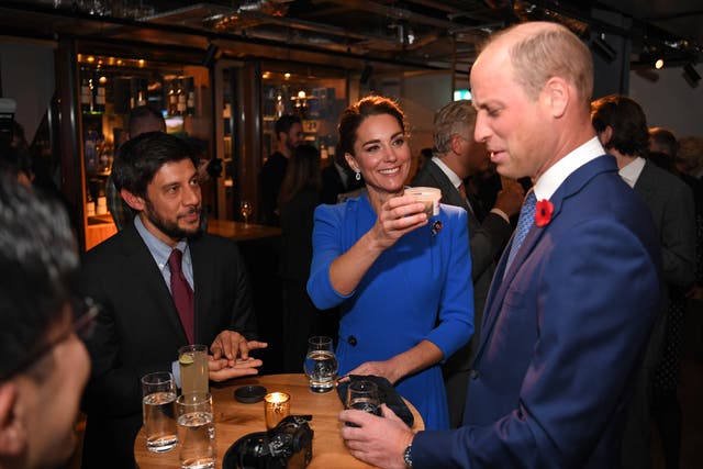 El príncipe William hace una mueca cuando Kate Middleton le ofrece un frasco de insectos muertos