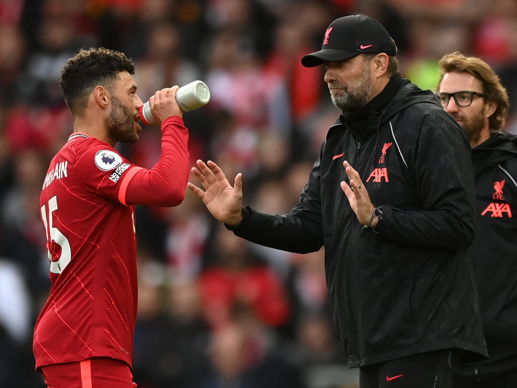 <p>Jurgen Klopp talks to Alex Oxlade-Chamberlain during the draw with Brighton at the weekend </p>