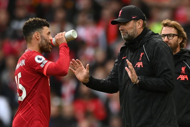 <p>Jurgen Klopp talks to Alex Oxlade-Chamberlain during the draw with Brighton at the weekend </p>
