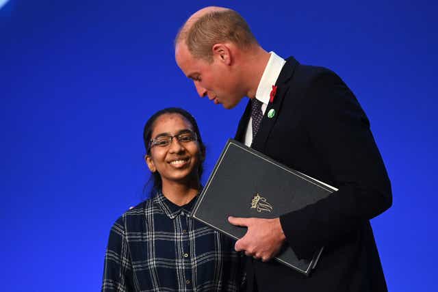<p>Earthshot Prize finalist Vinisha Umashankar with the Duke of Cambridge </p>