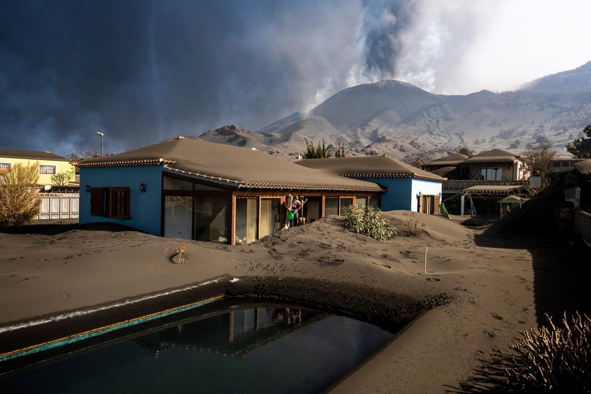 Ash from erupting volcano forces Spanish islanders indoors 