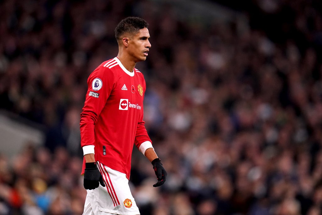 Manchester United set to be without injured Raphael Varane for a month
