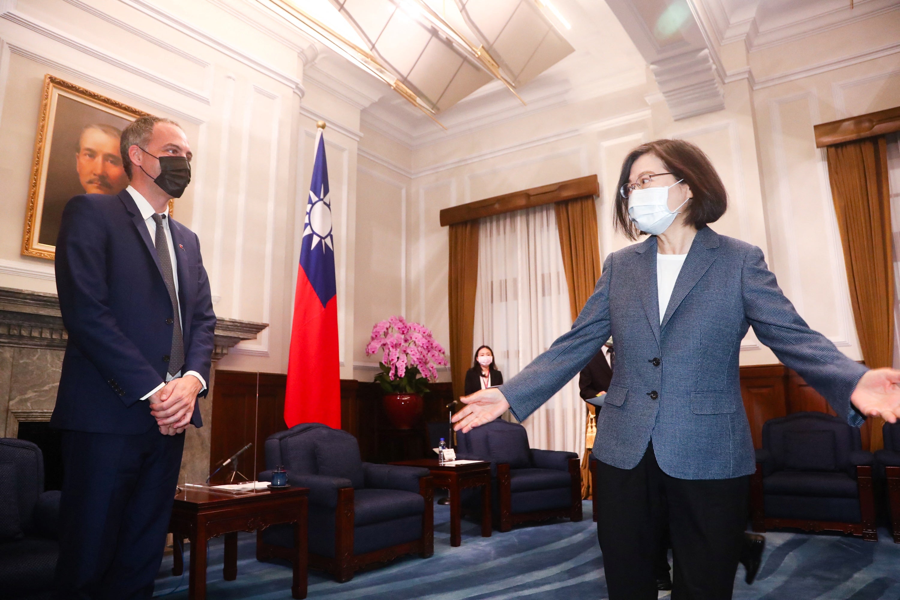 This picture taken and released on 4 November 2021 by CNA shows Taiwan President Tsai Ing-wen (R) next to the member of the European Parliament (MEP) Raphael Glucksmann at Taiwan’s Presidential Office