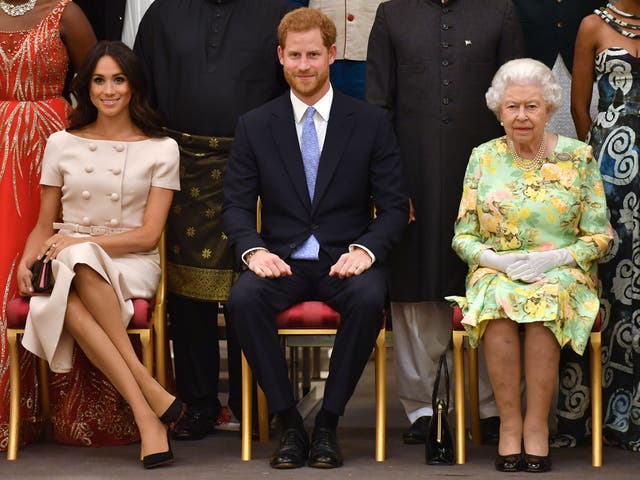 Meghan, Harry y la reina en la ceremonia de entrega de premios de los jóvenes líderes de la reina en el Palacio de Buckingham el 26 de junio de 2018