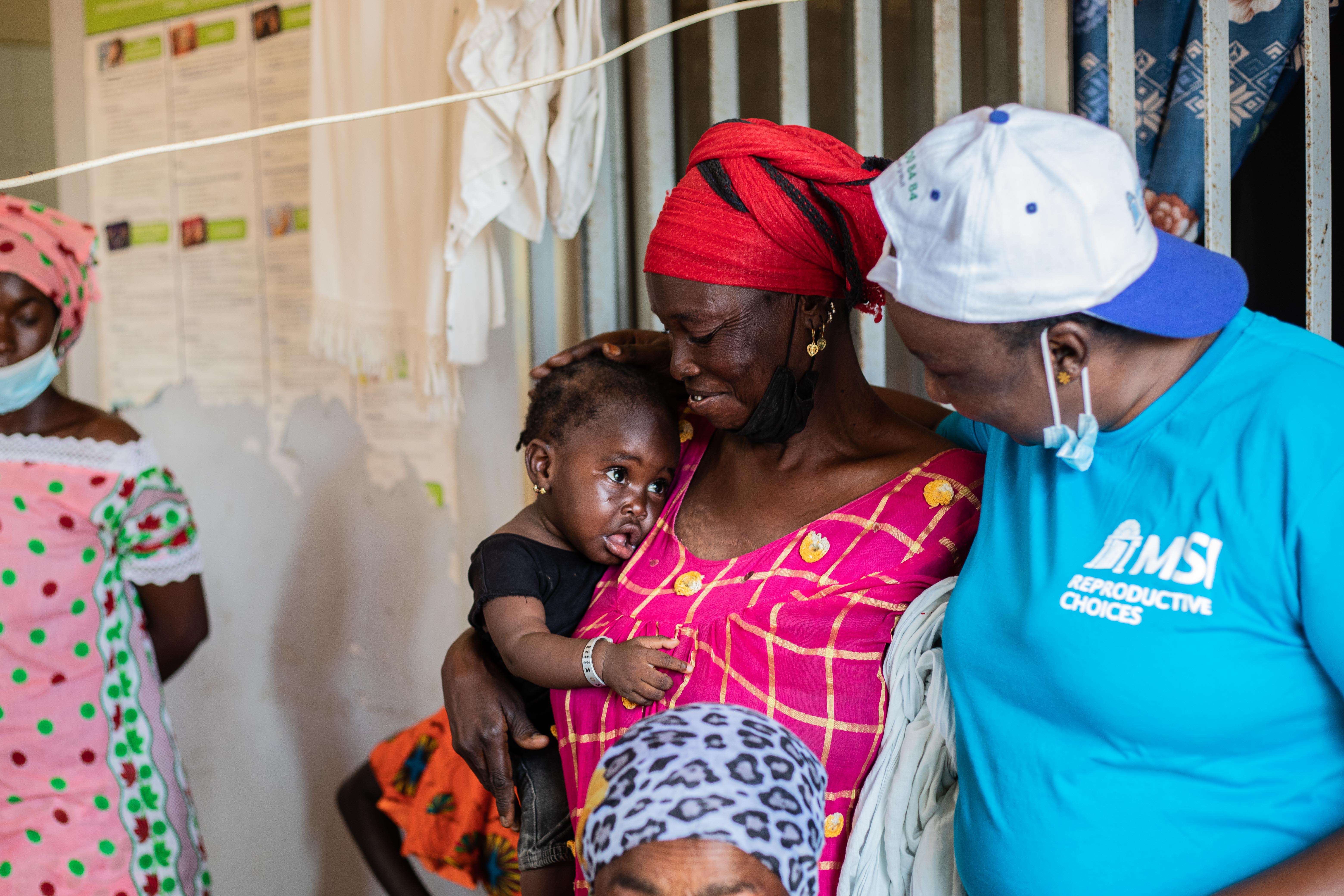 Fambaye Diallo, the outreach coordinator for the Mbour Outreach team, with a client at the Santhie public health site