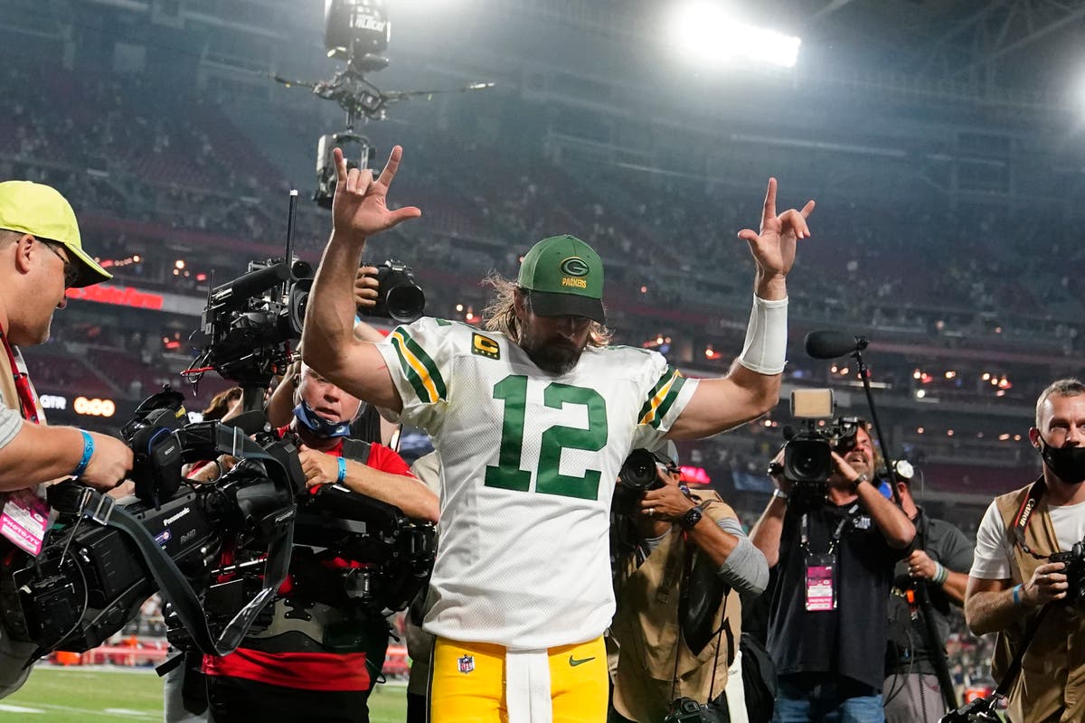 In anti-vax rant, Aaron Rodgers reveals he consulted pal Joe Rogan