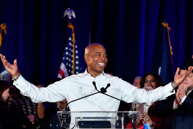 El alcalde electo demócrata de la ciudad de Nueva York, Eric Adams, hace un gesto a sus partidarios durante su fiesta de la noche de la victoria electoral de 2021 en el Brooklyn Marriott el 2 de noviembre de 2021 en la ciudad de Nueva York