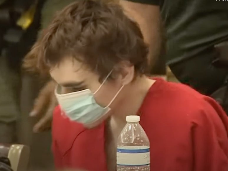 Nikolas Cruz, quien llevó a cabo el tiroteo en la escuela de Parkland en 2018, se sienta en la corte para su audiencia de sentencia