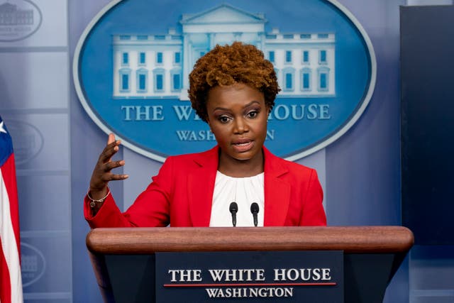 <p>La subsecretaria de prensa de la Casa Blanca, Karine Jean-Pierre, habla durante la conferencia de prensa en la Casa Blanca en Washington.</p>