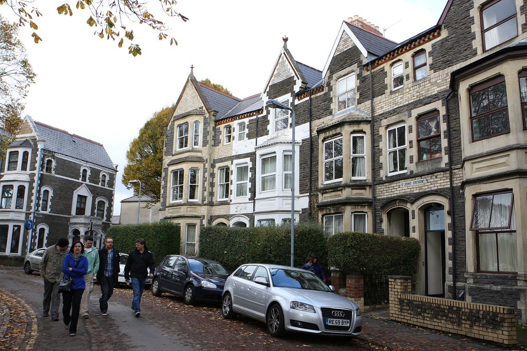 Average UK house price hits record £270,027 – index
