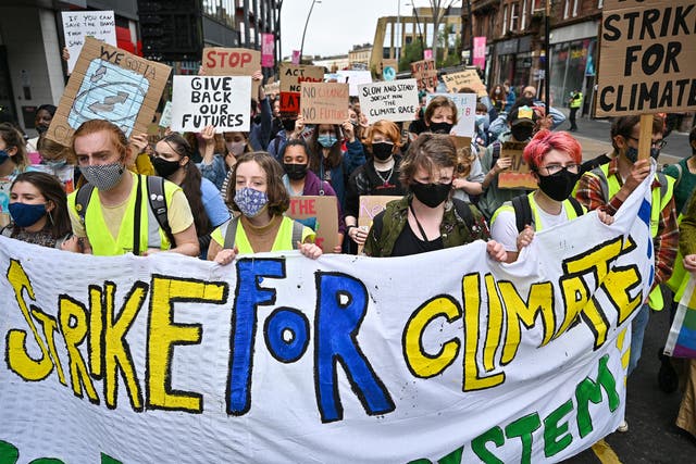 Los escolares participan en una huelga climática popularizada por la activista sueca Greta Thunberg el 24 de septiembre de 2021 en Glasgow, Escocia.